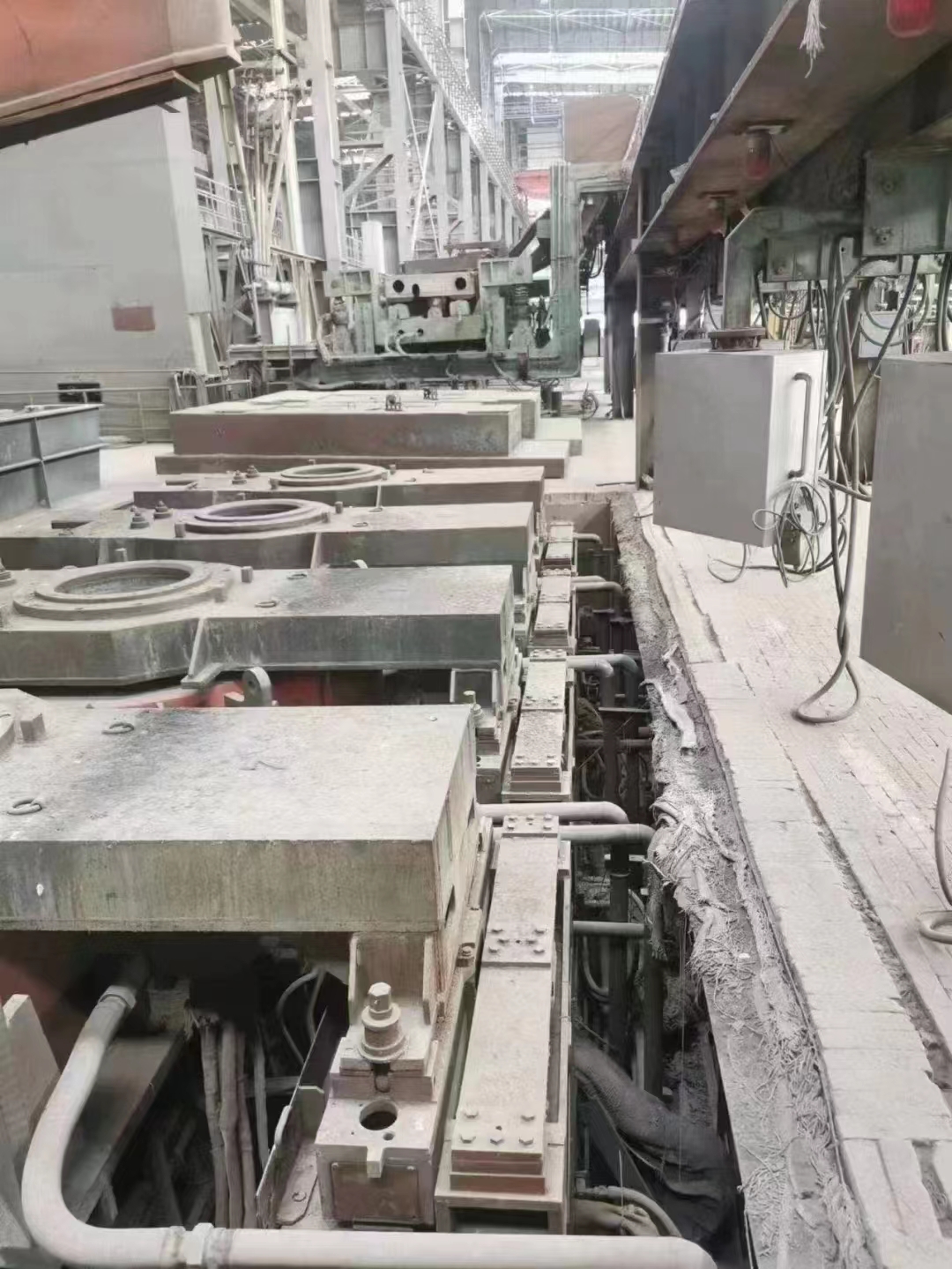 领奔机械代友售R16米弧四机四流板坯连铸机：1套，结晶器及水冷系统齐全，配有方坯圆坯两套，带电磁搅拌，电控及水泵齐全！